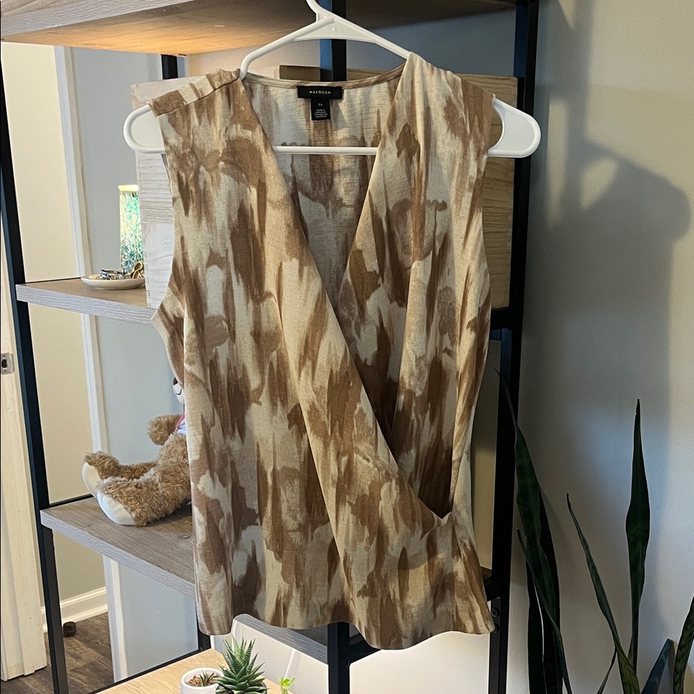 Halogen Tan and Cream Sleeveless Blouse